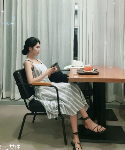 條紋連衣裙配什么鞋子？條紋連衣裙搭配鞋子圖片