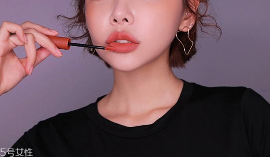 口紅什么顏色不顯黑 三個(gè)不顯黑的口紅色號(hào)
