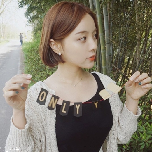 直發(fā)夾板怎么弄內扣 直發(fā)夾板弄卷發(fā)圖解