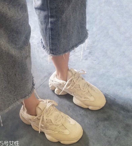yeezy 500偏碼嗎？yeezy 500鞋碼標準嗎