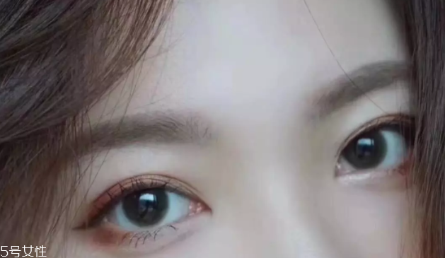 綠色美瞳適合畫(huà)什么妝 綠色美瞳給人什么感覺(jué)