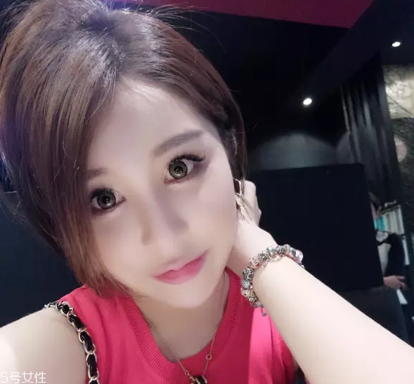 綠色美瞳適合畫(huà)什么妝 綠色美瞳給人什么感覺(jué)