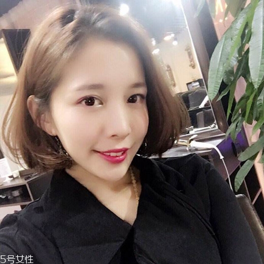 直發(fā)夾板怎么弄內扣 直發(fā)夾板弄卷發(fā)圖解