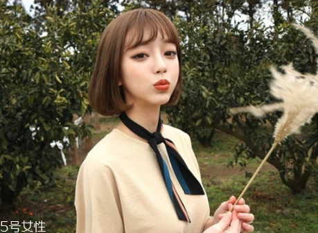 直發(fā)夾板怎么弄內扣 直發(fā)夾板弄卷發(fā)圖解
