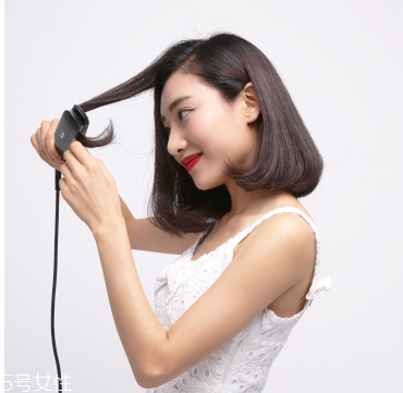 直發(fā)夾板怎么弄內扣 直發(fā)夾板弄卷發(fā)圖解