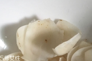 新鮮百合可以燉雞嗎？新鮮百合燉雞好吃嗎？