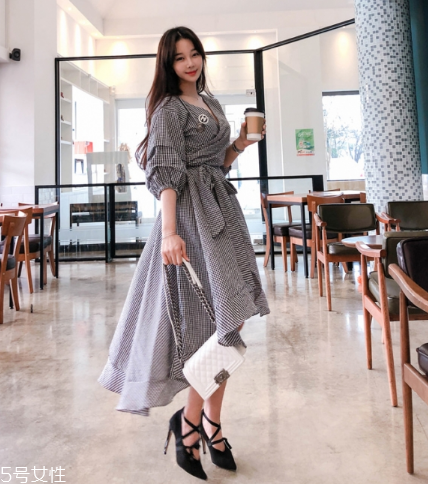 格子連衣裙搭配什么鞋子？格子連衣裙搭配技巧