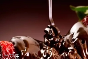 巧克力糖漿怎么做？巧克力糖漿可以做什么？