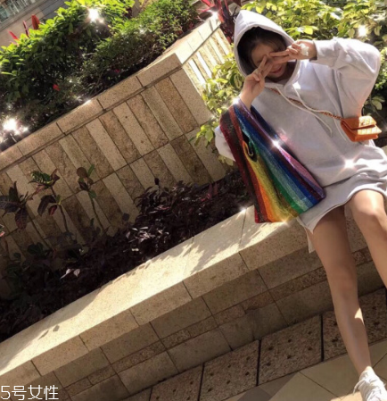 ashish彩虹亮片包多少錢？ashish彩虹亮片包價格
