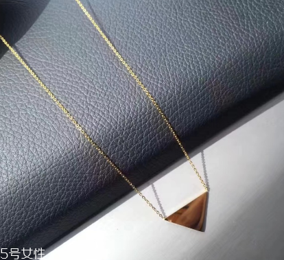 項鏈可以戴著睡覺嗎？項鏈睡覺戴好不好