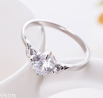 戒指會(huì)越戴越松嗎？戒指會(huì)不會(huì)越戴越大？