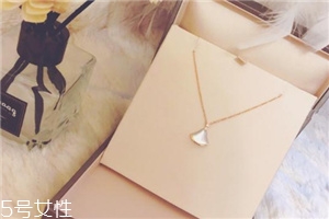 寶格麗扇子項(xiàng)鏈?zhǔn)鞘裁床馁|(zhì)？寶格麗小扇子項(xiàng)鏈材質(zhì)