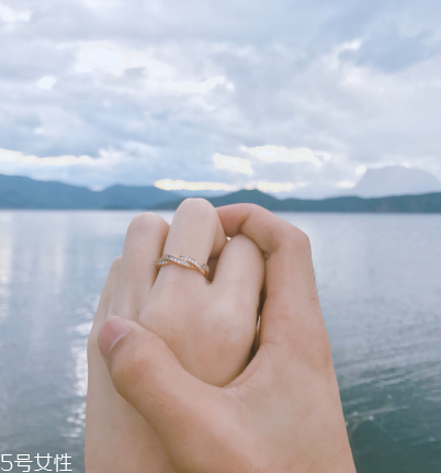 戒指戴中指是什么意思？戒指戴中指代表什么含義
