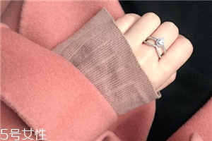 戒指戴小指是什么意思？戒指戴小指代表什么含義