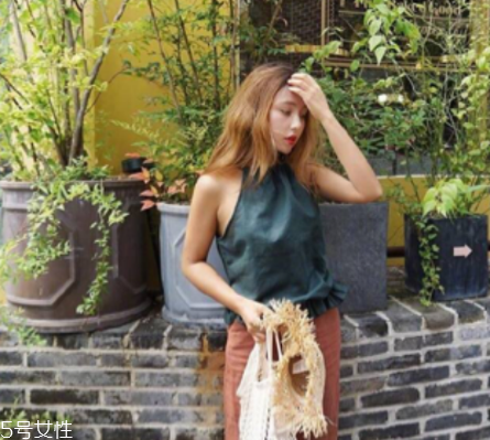 皮膚黑夏天穿什么顏色？黑皮膚適合什么顏色衣服