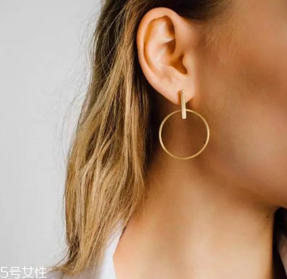 耳環(huán)可以戴著睡覺嗎？耳環(huán)能不能戴著睡覺