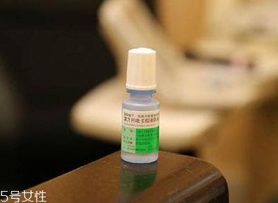 眼藥水滴眼睛有點刺痛 眼藥水滴了刺痛正常嗎？
