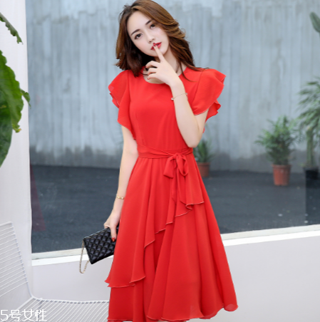 夏天穿什么顏色衣服顯白？夏天最顯白的衣服顏色