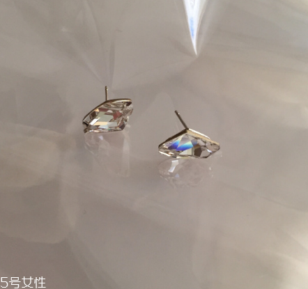 耳釘可以用鹽水消毒嗎？耳釘用鹽水消毒有用嗎