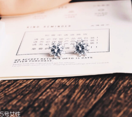 耳釘對(duì)耳唇有什么危害？耳釘對(duì)耳朵有哪些害處？