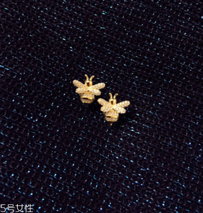 耳釘有血跡怎么清洗？耳釘上的血跡用什么洗？