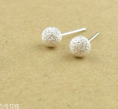 耳釘一定要打耳洞嗎？耳釘要有耳洞嗎？