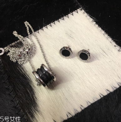 耳釘上有綠東西是什么？耳釘變綠了怎么清洗？