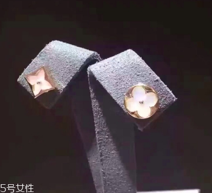耳釘穿不過去怎么辦？耳釘卡在中間怎么處理？
