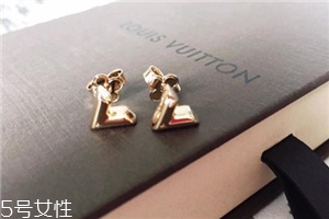 耳釘穿不過去怎么辦？耳釘卡在中間怎么處理？