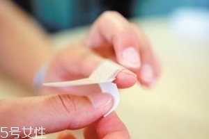 創(chuàng)可貼可以貼痘痘嗎？創(chuàng)可貼貼痘痘好嗎？