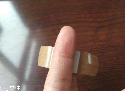 創(chuàng)可貼可以消腫嗎？創(chuàng)可貼有消腫功效嗎？