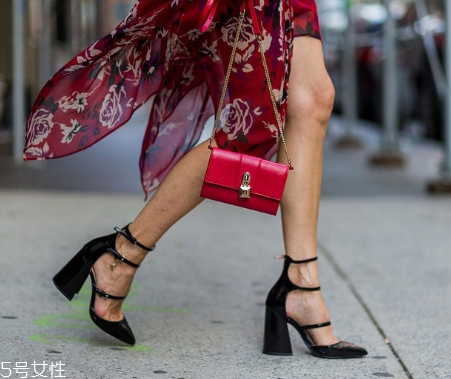 復(fù)古風(fēng)衣服配什么鞋子？復(fù)古風(fēng)搭配什么鞋子好看？