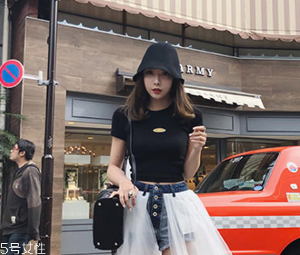 今年夏天流行什么露臍裝？今夏最火的露臍裝搭配