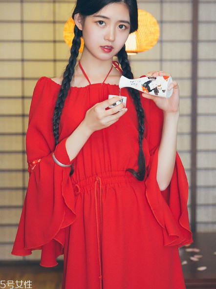 大紅色連衣裙怎么搭配？大紅色連衣裙搭配技巧
