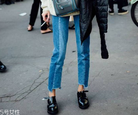 腿粗穿什么牛仔褲顯瘦？腿粗適合穿什么樣的牛仔褲？