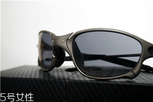 oakley是奢侈品牌嗎？歐克利屬于奢侈品嗎？