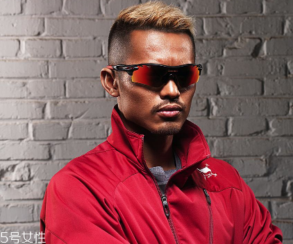 oakley眼鏡真假辨別 歐克利眼鏡怎么辨別真假？