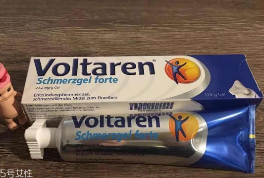 voltaren是什么藥？voltaren治什么?。?></p><h3>風(fēng)濕膏藥的作用</h3><p>風(fēng)濕性關(guān)節(jié)炎主要發(fā)生在身體的各個(gè)關(guān)節(jié)，包括膝關(guān)節(jié)、踝關(guān)節(jié)、肩關(guān)節(jié)、肘關(guān)節(jié)、腕關(guān)節(jié)等，常常會(huì)由一個(gè)關(guān)節(jié)轉(zhuǎn)移至另一關(guān)節(jié)。風(fēng)濕性關(guān)節(jié)炎病變的局部會(huì)呈現(xiàn)出紅腫、灼熱、劇痛等病癥。</p><p>風(fēng)濕膏藥貼是最常見(jiàn)也是使用最為廣泛的治療方式，其直接作用于肌膚表層，藥物刺激神經(jīng)末梢，通過(guò)反射，擴(kuò)張血管，促進(jìn)局部位置血液的循環(huán)，改善周圍組織營(yíng)養(yǎng)，從而達(dá)到消腫、消炎、鎮(zhèn)痛的作用。</p><p>此外，膏布藥物在患處通過(guò)皮膚滲透達(dá)皮下組織，在局部產(chǎn)生藥物濃度的相對(duì)優(yōu)勢(shì)，從而可以發(fā)揮出較強(qiáng)的藥理作用。</p><p>第三，刺激性強(qiáng)的藥物通過(guò)神經(jīng)反射可以達(dá)到調(diào)節(jié)肌體功能促進(jìn)抗體的形成，從而提高人體的免疫能力。膏藥中的藥物成分穿透過(guò)皮膚以及粘膜之后，經(jīng)過(guò)血管或淋巴管進(jìn)入體循環(huán)，也可以產(chǎn)生全身性的藥物作用。</p> </div>
<div align=