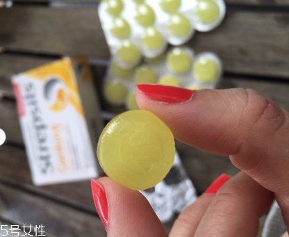 strepsils是什么藥？strepsils治什么?。?></p><h3>喉嚨痛的原因是什么</h3><p>全身病毒感染</p><p>全身病毒感染患者需要臥床休息，并服用阿司匹林或阿司匹林替代品緩解不適和降低體溫。如48小時未見好轉(zhuǎn)，請去醫(yī)院就診。</p><p>腮腺炎</p><p>腮腺炎是病毒感染了唾液腺，病毒也可能同時感染其他腺體，從未患過本病的人尤應(yīng)注意。建議此病患者臥床休息，并服用阿斯匹林或阿斯匹林代替品以緩解不適。如果睪丸疼痛或腫脹，則可能是睪丸也已發(fā)炎。在這種情況下，可能需要使用抗炎藥物。</p><p style=