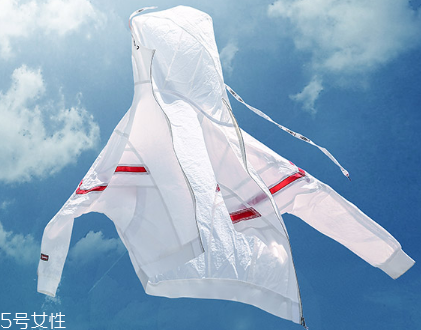 防曬衣里面穿什么？防曬衣里面怎么搭配？