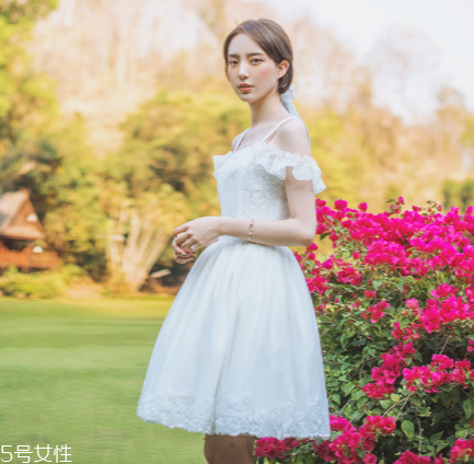 復(fù)古連衣裙怎么搭配？復(fù)古連衣裙搭配圖片