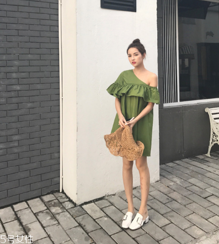 綠色連衣裙怎么搭配？綠色連衣裙搭配圖片