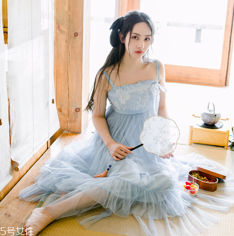 吊帶連衣裙怎么穿好看？夏季吊帶連衣裙搭配圖片