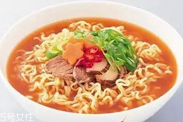 方便面沒(méi)泡熟可以吃嗎？半生不熟的泡面可以吃嗎？