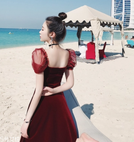 黃皮適合什么顏色裙子？什么顏色裙子適合黃皮女生？