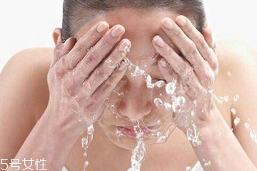 敏感肌能用洗面奶嗎？適合敏感肌用的洗面奶