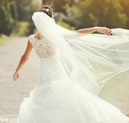 高定婚紗價格一般多少？婚紗高定要多少錢？