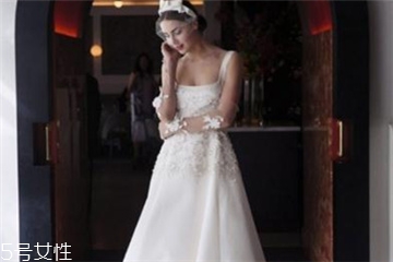 婚紗里面穿什么內(nèi)衣？婚紗里面怎么穿內(nèi)衣？