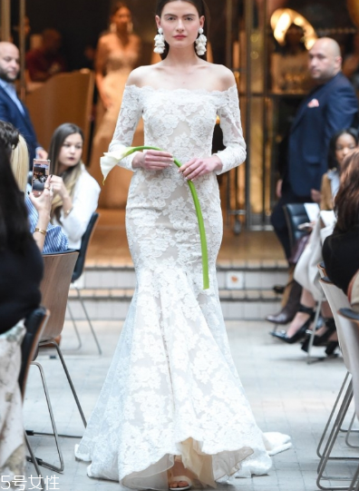 婚紗里面有胸墊嗎？婚紗是自帶胸墊嗎？