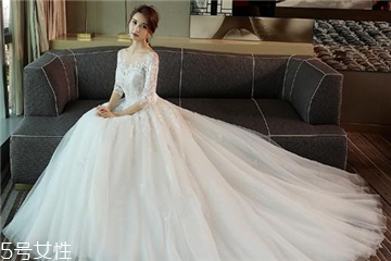 婚紗里面穿絲襪嗎？穿婚紗要穿絲襪嗎？